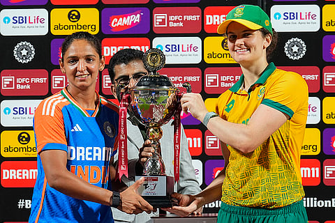 Harmanpreet Kaur and South Africa's Laura Wolvaardt with the trophy